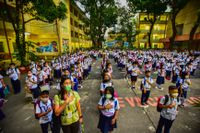 Grundskolan Pedro Guevara i Manila hälsade på måndagen alla elever välkomna tillbaka till klassrummen.
