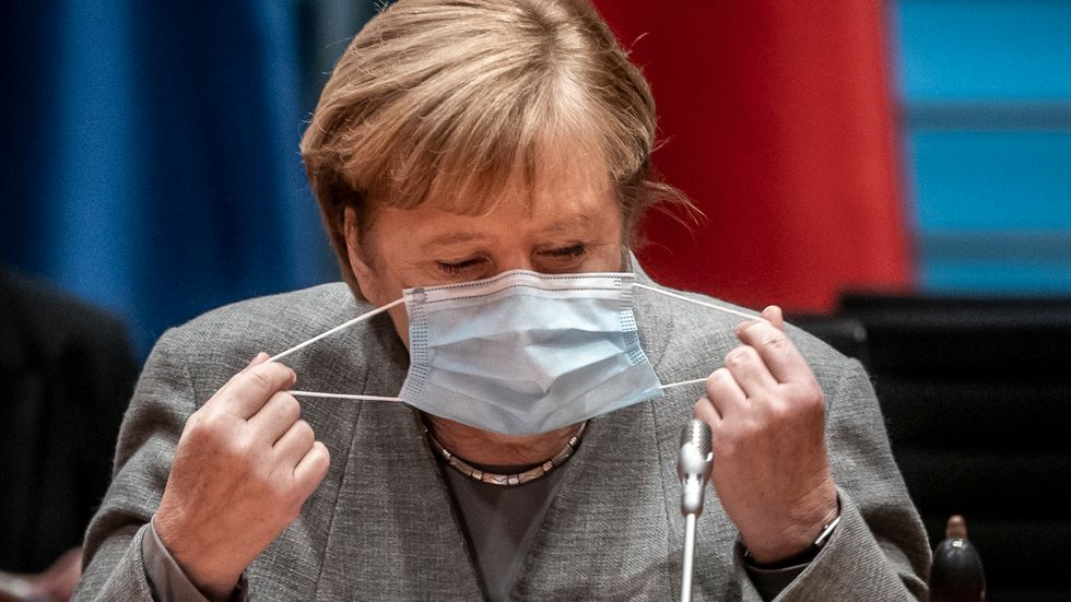 Förbundskansler Angela Merkel med sitt munskydd i samband med ett regeringsmöte i förra veckan.