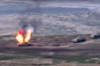 En azerisk stridsvagn exploderar, på denna stillbild från en video distribuerad av Armenien.
