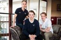 Elias Pettersson, Jonathan Dahlén och Jens Lööke i juniorkronornas JVM-lag under en pressträff