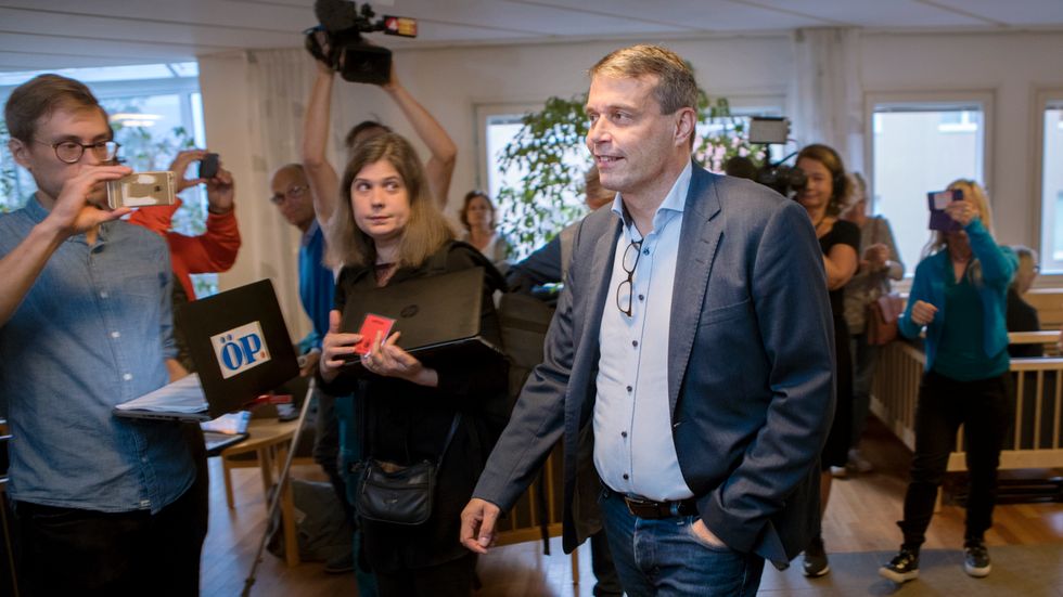 Journalisten Linda Hedenljung, här bredvid ÖFK:s tidigare ordförande Daniel Kindberg, får Per Wendels pris. Arkivbild.