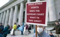 Demonstranter samlades utanför USA:s högsta domstol i Washington DC efter att det läckta domutkastet blev känt. 