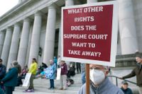 Demonstranter samlades utanför USA:s högsta domstol i Washington DC efter att det läckta domutkastet blev känt. 