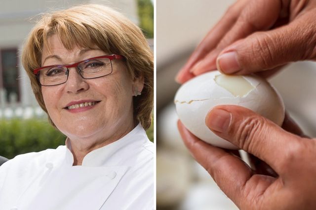 Karin Fransson skalar ägg på ett kick med dubbla vattenbad.
