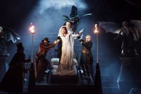 ”Dracula” har världspremiär på Kungliga Operan. Här Jon Nilsson som Quincey, Sanna Gibbs som Lucy, Lars Arvidson som Van Helsing och Johan Edholm som Dr Seward.