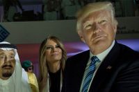 Egyptens president Abdel Fattah al-Sissi, kung Salman och Donald Trump har sina händer på en skinande glob under ett besök på ett globalt center i Saudiarabien.