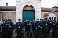 Fransk kravallpolis utanför fängelset i Paris där 31-åringen som lånade ut sin lägenhet till två av gärningsmännen i Parisattackerna sitter.