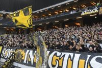 AIK-supportrar under lördagens allsvenska fotbollsmatch mellan AIK och Helsingborgs IF på Friends arena i Stockholm.