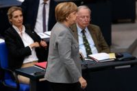  Tysklands förbundskansler Angela Merkel hade nog gärna sluppit AfD i förbundsdagen. I bakgrunden: AfD:s ledare Alice Weidel och Alexander Gauland. 