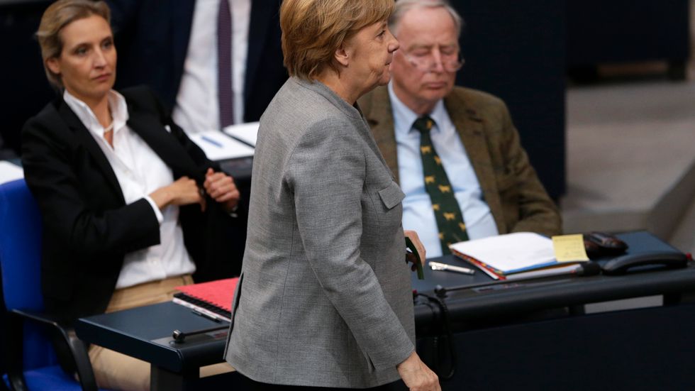  Tysklands förbundskansler Angela Merkel hade nog gärna sluppit AfD i förbundsdagen. I bakgrunden: AfD:s ledare Alice Weidel och Alexander Gauland. 