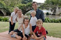 Daniel och Paulina Brolin och deras fyra barn - Jemima, Josef, Jasmine och Jonathan - har flyttat till Bangkok, Thailand för att missionera där. Det har gått tio år sedan paret kidnappades i ryska Dagestan och satt fångna i 165 dagar.