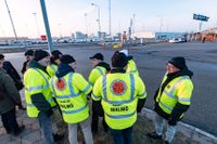 Strejkande hamnarbetare i Malmö i januari. Arkivbild.
