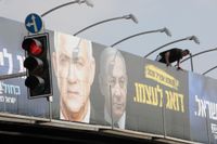 På bilden syns en valaffisch för Blåvita alliansens ledare Benny Gantz (i förgrunden). I bakgrunden i bilden skymtar Likudpartiets ledare och därtill premiärminister Benjamin Netanyahu. Arkivbild.