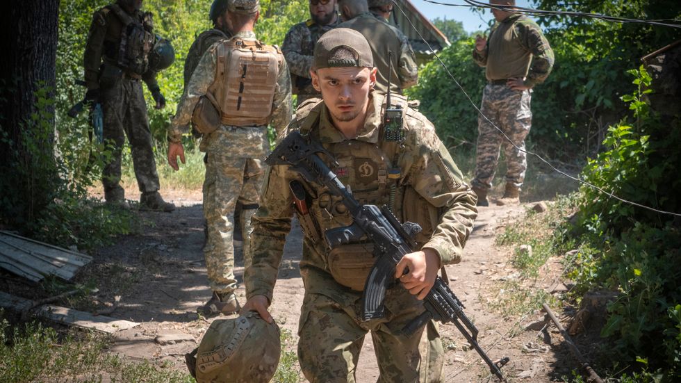 Ukrainska soldater vid en postering någonstans i Donetskregionen.