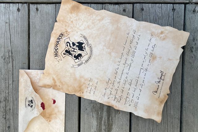 11-åriga Titus har fått ett mystiskt brev från Hogwarts. Vem kan det vara ifrån? Foto: Anne Skoogh