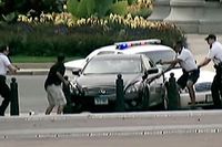 Videobilden visar kvinnans bil omringad av polis strax utanför kongressbyggnaden – sekunder innan hon backar och flyr och polisen öppnar eld.