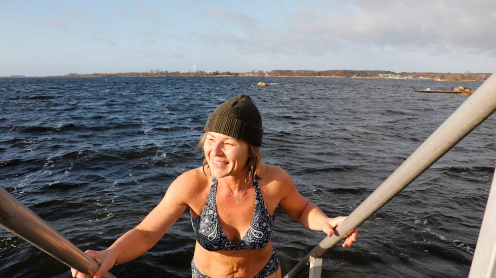 Lotta Pernebjer badar kallt i Valjeviken i Sölvesborg. ”Känslan efteråt är magisk”, menar Lotta.