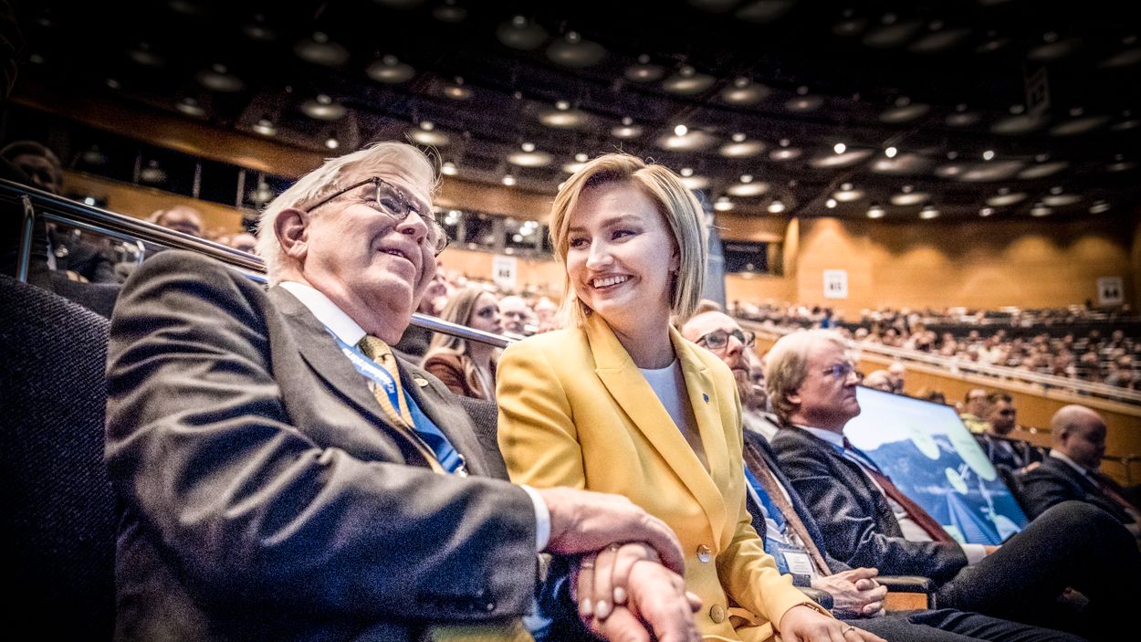 Partiledaren Ebba Busch Thor (KD) och före detta partiledaren Alf Svensson vid Kristdemokraternas kommundagar i Örebro.