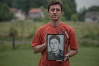 Admir Buljubasić med fotot av sin far som mördades tillsammans med över 8 000 andra bosniaker i Srebrenica i juli 1995.