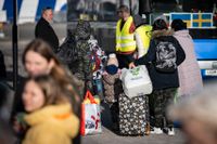 Ukrainska flyktingar på väg mot väntande bussar efter ankomst till hamnen i Karlskrona för drygt en vecka sedan. Arkivbild.