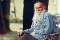 Lev Tolstoj 1908 på den enda färgbilden av författaren. Bilden är en av Sergej Prokudin-Gorskijs berömda bilder. Den 20 november är det 105 år sedan författaren dog.