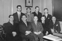 Representanter för Turk-islam föreningen för religion och kultur i Sverige på 1950-talet. Längst ner till vänster syns Osman Soukkan och den andre från höger i samma rad är Ali Zakerov. 
