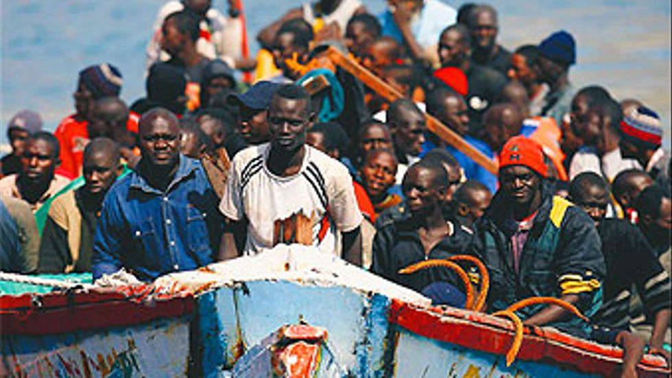I år har 24 000 afrikanska båtflyktingar anlänt till Kanarieöarna. Den spanska regeringen har 
problem med att ta hand om alla och har börjat flyga tillbaka illegala invandrare till Senegal.