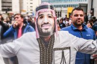 Efter det saudiska uppköpet av engelska fotbollsklubben Newcastle United jublade supportarna. Här har en av dem klätt ut sig till saudiska kronprinsen Mohammed bin Salman.