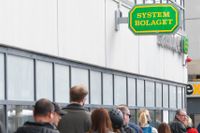 Kö till Systembolaget vid Globen i Stockholm inför förra påsken. Kunder slussades in i omgångar för att undvika smittspridning.