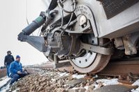 Tågtrafiken mellan Halmstad och Laholm har drabbats av det Öresundståg som körde in i en snövall i 180 kilometer i timmen och spårade ur.