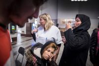 16-åriga Faridah med mamman Anifah, får medicin av sjuksköterskan Monika Lindqvist.