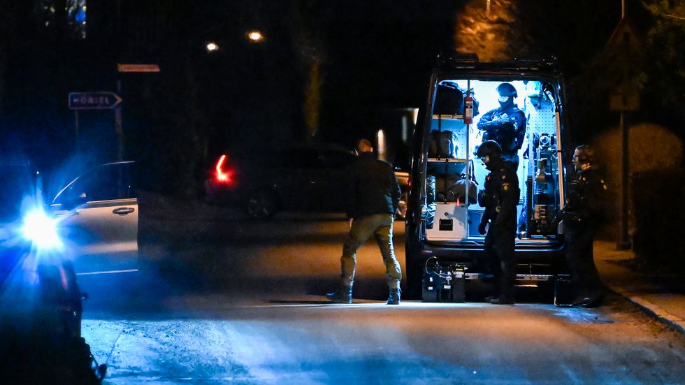 En stor polisinsats pågick på fredagskvällen i Sjöbotrakten. Nationella bombskyddet ryckte ut.