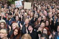 Svartklädda personer samlades för att protestera mot förslag att skärpa den restriktiva abortlagen i Polen.