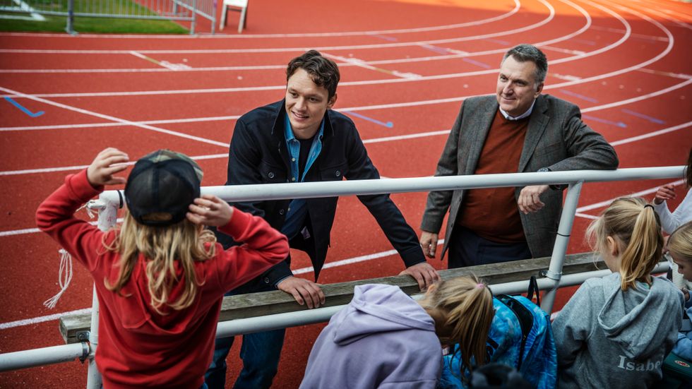 Nils van der Poel pratar med en förskoleklass som har idrottsdag på Stockholm stadio. 