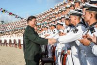 President Xi Jinping besöker ett av Kinas nya hangarfartyg i december 2019.  
