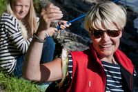 I jakten på fler kvinnor inom sportfisket laddar fiskeklubben Fjällorna inför tävlingen Tjejmetet vid Djurgårdsbrunnskanalen i Stockholm. Anna Sjöberg och dottern Fredrica är två av deltagarna i Tjejmetet. Kvinnor och tjejer i alla åldrar får delta.