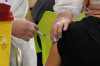 En man i norra Italien försökte få en vaccinspruta i en låtsasarm. Invånare behöver ett vaccinbevis för att röra sig fritt i det offentliga. Arkivbild från annan vaccinmottagning i landet.