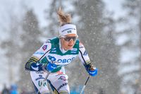 Sveriges Frida Karlsson under damernas 10 km jaktstart i Östersund, den andra etappen av Ski Tour.