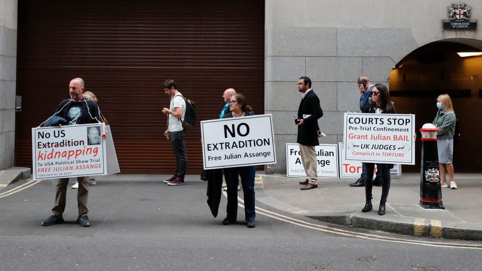 Demonstranter utanför domstolen Old Bailey i London på tisdagen.