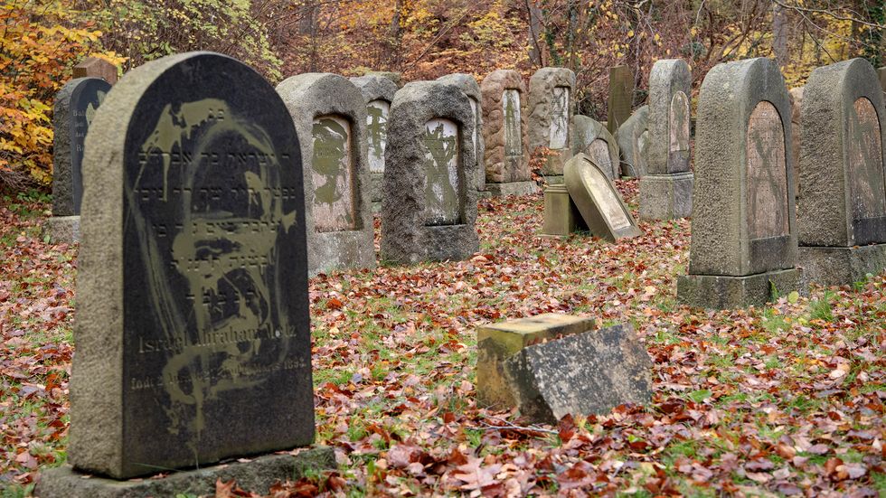 Vandaliserade gravstenar på gravplatsen i Randers.