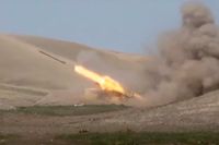 Azeriska styrkor avfyrar en raket i samband med strider mot separatister i utbrytarregionen Nagorno-Karabach. Bilden kommer från det azeriska försvarsdepartementet.