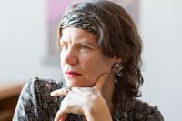 Helena Eriksson är poet, översättare och medarbetare i  lyrikmagasinet OEI. Hon debuterade 1990 med ”en byggnad åt mig”.