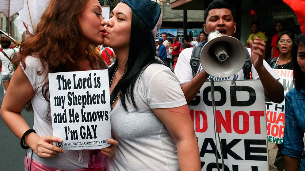 Två kvinnor i Manila, Filippinerna, protesthånglar bredvid en man som demonstrerar mot homosexualitet. I David Levithans roman är det ingen som protesterar varken för eller mot någon. Alla får vara precis som de vill.