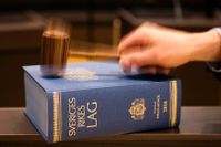 En juristdomare har inte en tyngre röst än en nämndeman. Juristdomarens roll är att förklara svensk rätt.