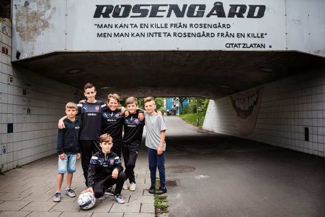 I Rosengård i Malmö är det fotboll som gäller. ”Om alla i laget sover, äter och tränar man bra kan man göra bra matcher. Inte annars”, säger Ermel, 11 år. Foto: Emma-Sofia Olsson