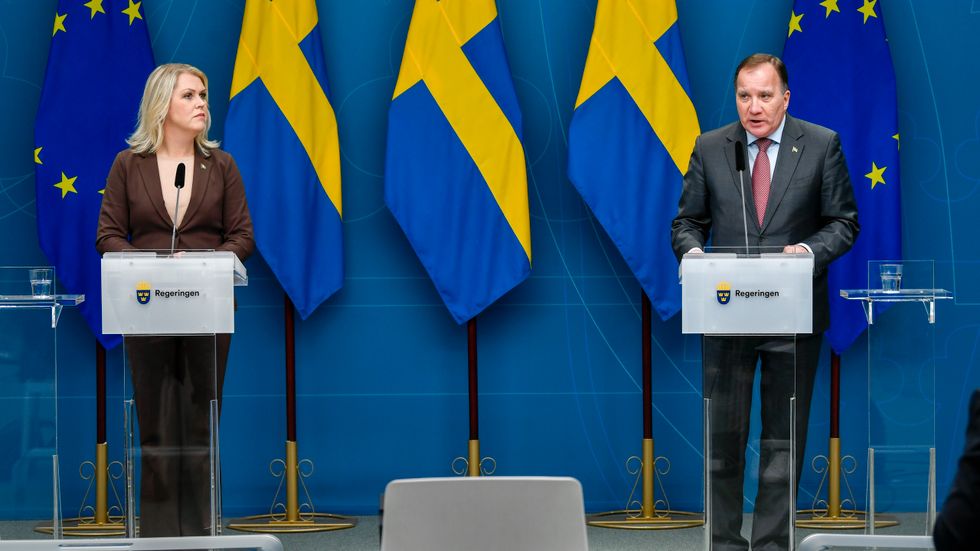 Regeringen, med statsminister Stefan Löfven och socialminister Lena Hallengren i spetsen, kom med nya skarpa ord på måndagseftermiddagen.
