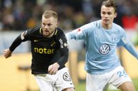 AIK:s Sebastian Larsson och MFF:s Andreas Vindheim under måndagens fotbollsmatch i allsvenskan mellan AIK och Malmö FF på Friends arena.