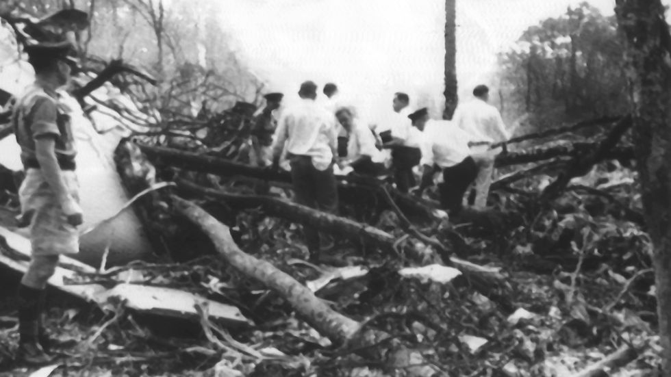 September 1961. Flygolyckan med Dag Hammarskjöld. Räddningsmanskap söker efter överlevande i flygplansvraket.