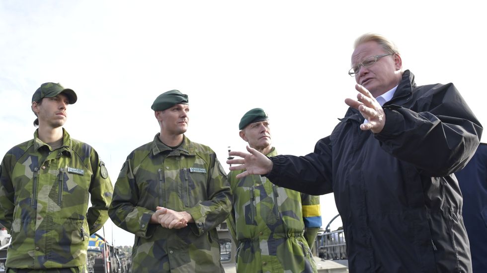 Försvarsminister Peter Hultqvist talar med personal på Amfibieregementet på Berga utanför Stockholm. Arkivbild.