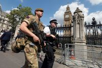 Polis och militär tillsammans utanför Westminster i London.